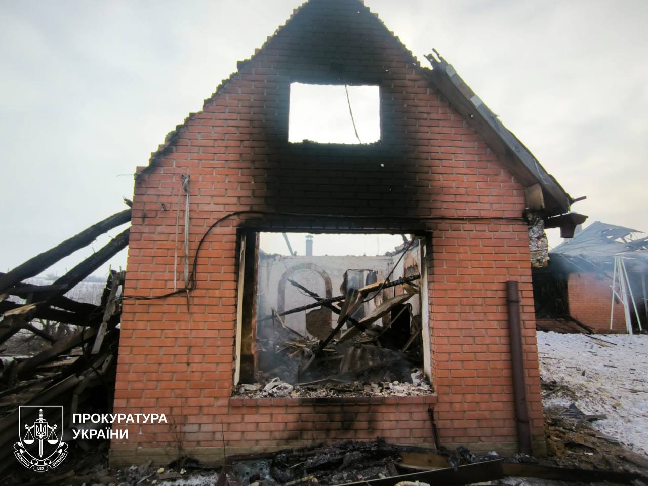 Зруйнований приватний будинок після ворожого обстрілу