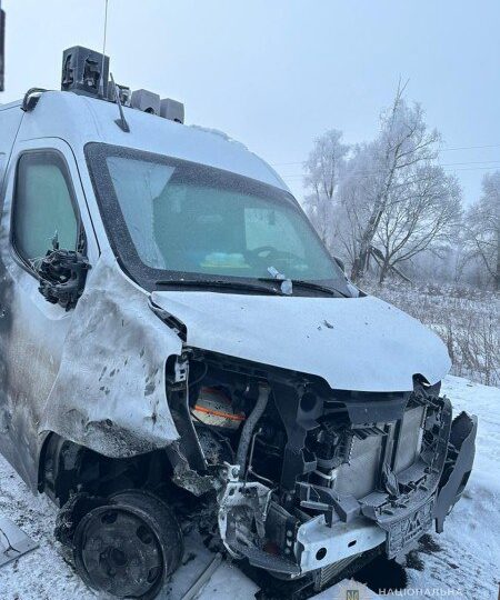 На Сумщині росіяни атакували автівку поліції, яка евакуювала місцевих жителів  