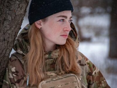 Зустріла широкомасштабне вторгнення на Донеччині — сержант «Бджола» керує радіостанцією  