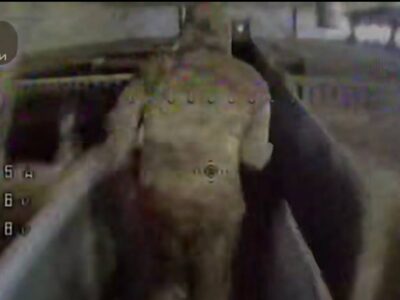 Відлітають на кілька метрів — пілоти «Скелі» видовищно знищують окупантів у Покровську  