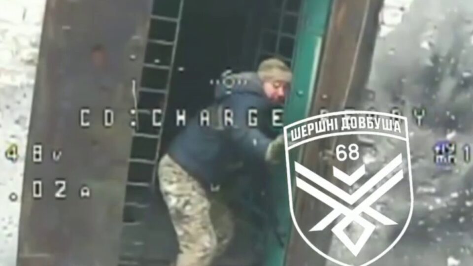 Окупант майже врятувався від FPV, проте в останню мить не впорався з дверима  