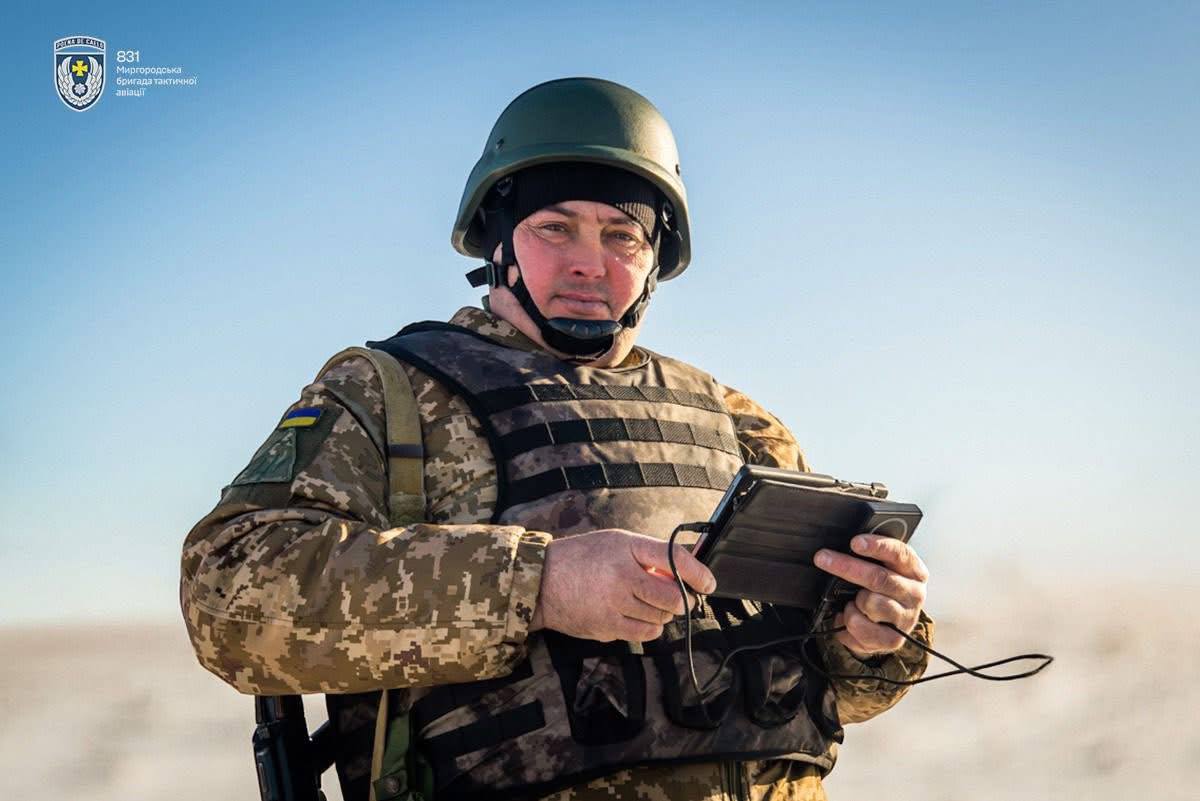 Військовий ЗСУ в бронежилеті та шоломі тримає в руках планшет.