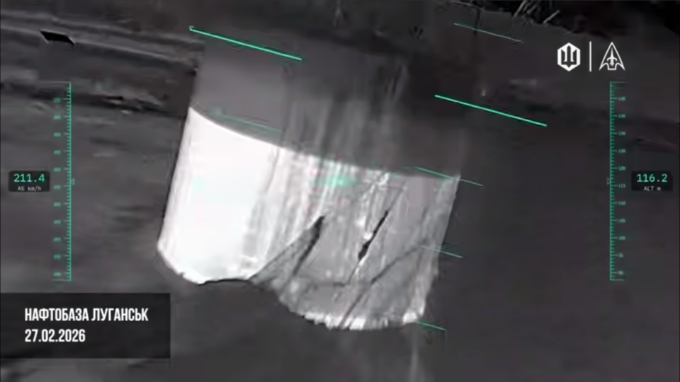 Оператори Українського війська ударили по нафтобазі в окупованому Луганську  