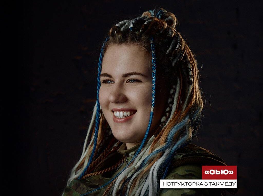 Дівчина з дредами