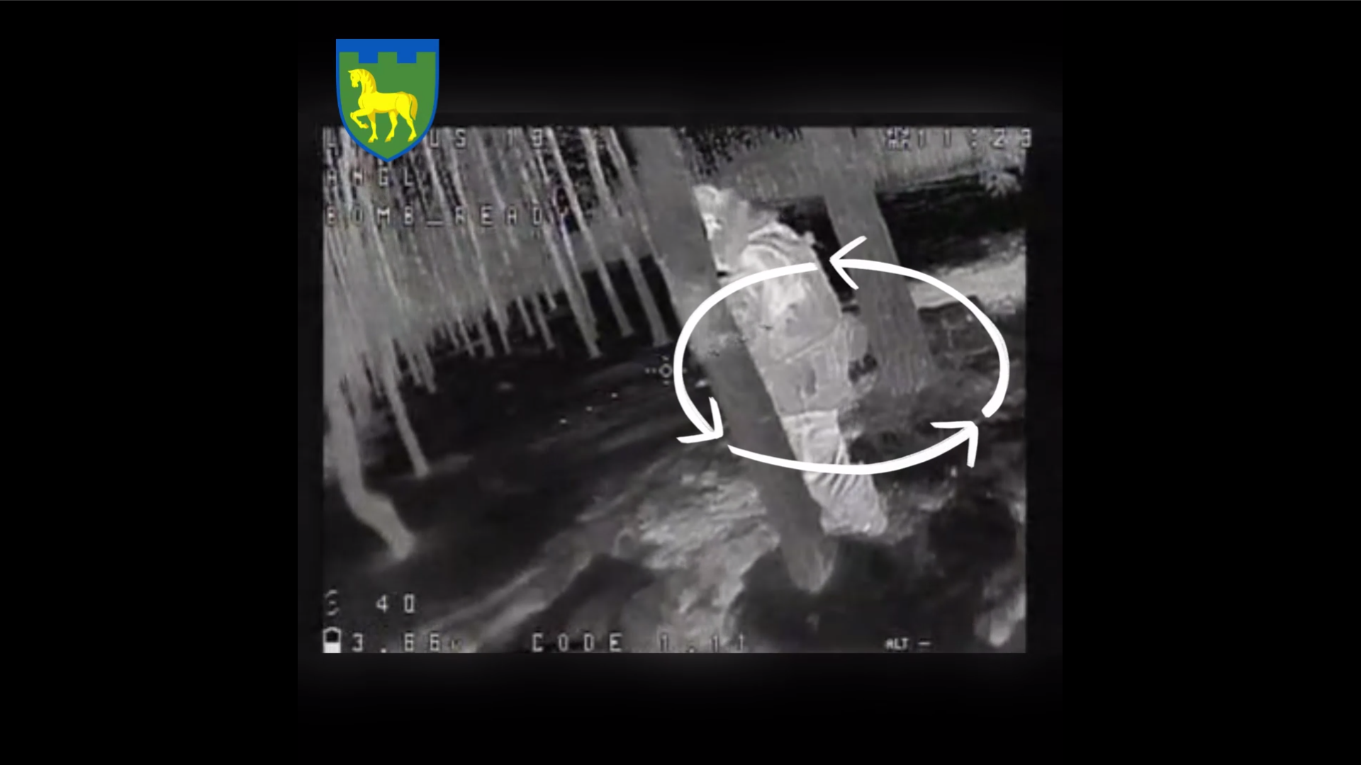 Окупант ховається за деревом