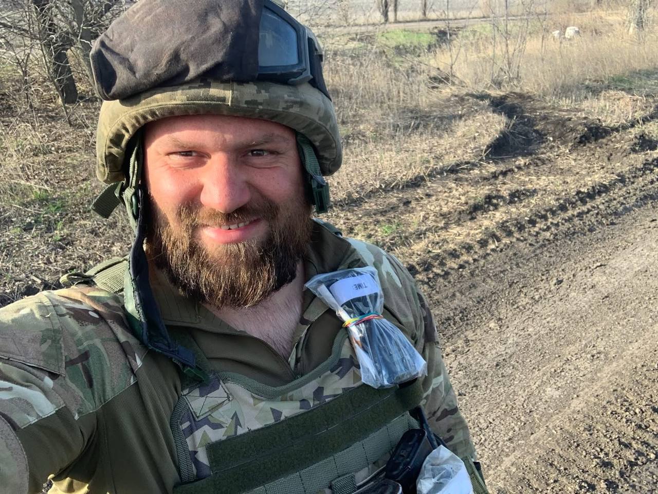 Зенітник Сил оборони в захисному шоломі.