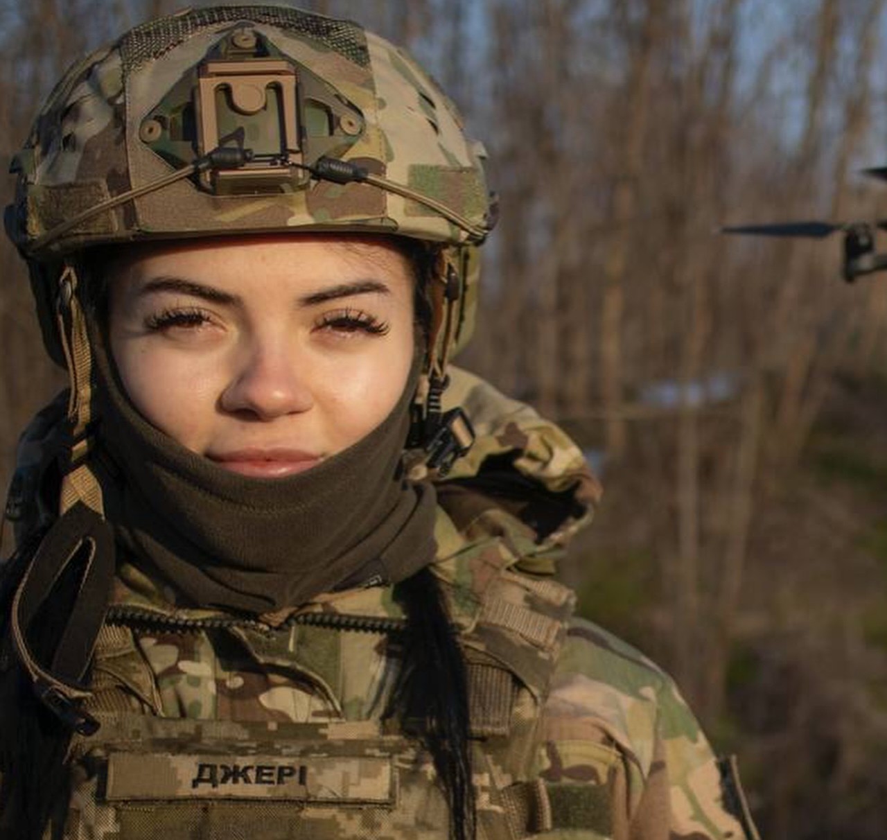 Військова ЗСУ в шоломі та бронежилеті.