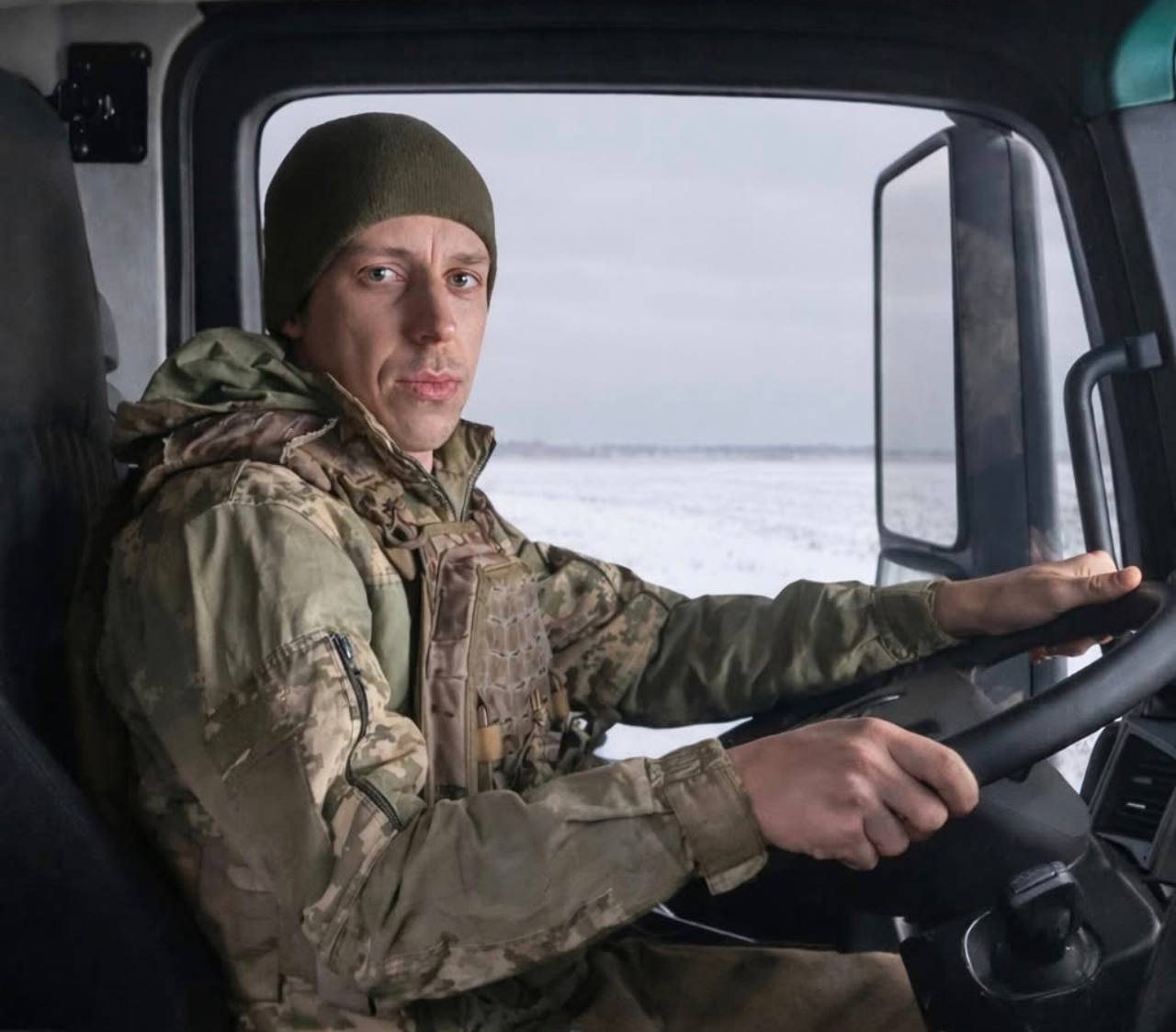 Водій ЗСУ за кермом вантажівки