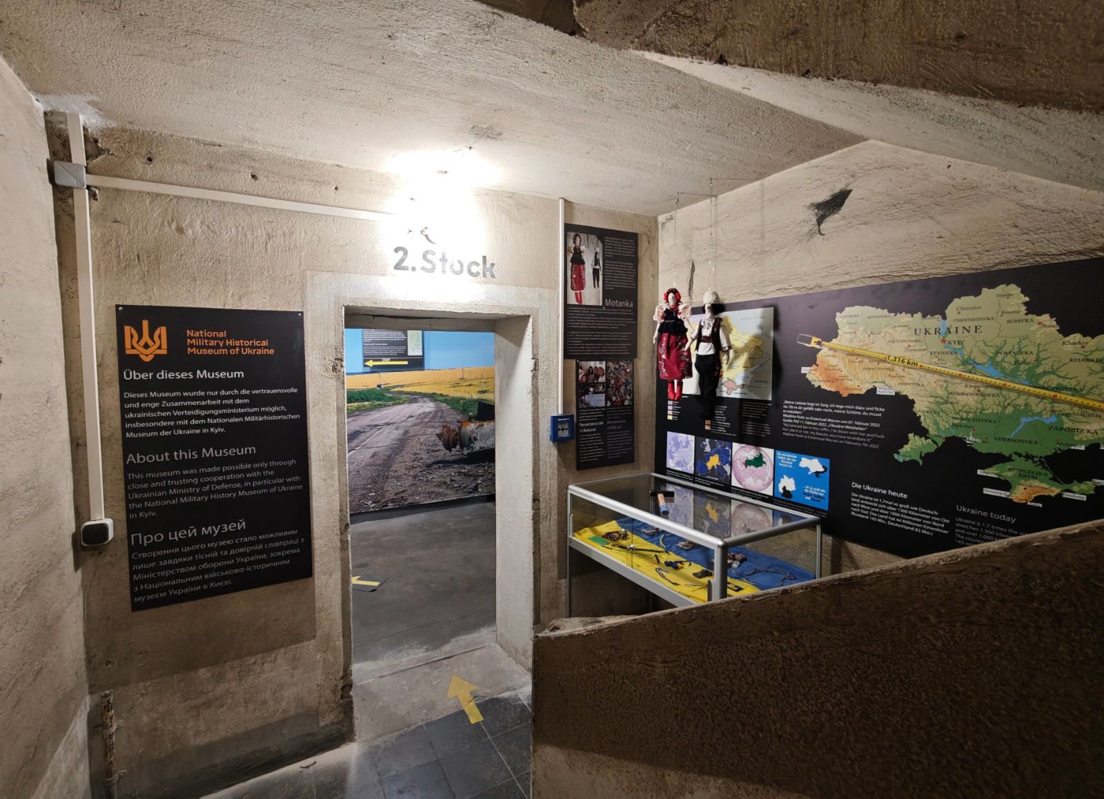 Усередині бетонного приміщення облаштовано музейну експозицію з інформаційними стендами, картою України та вітриною з експонатами. Освітлений прохід веде до наступної зали, а на стінах розміщені пояснювальні тексти різними мовами.