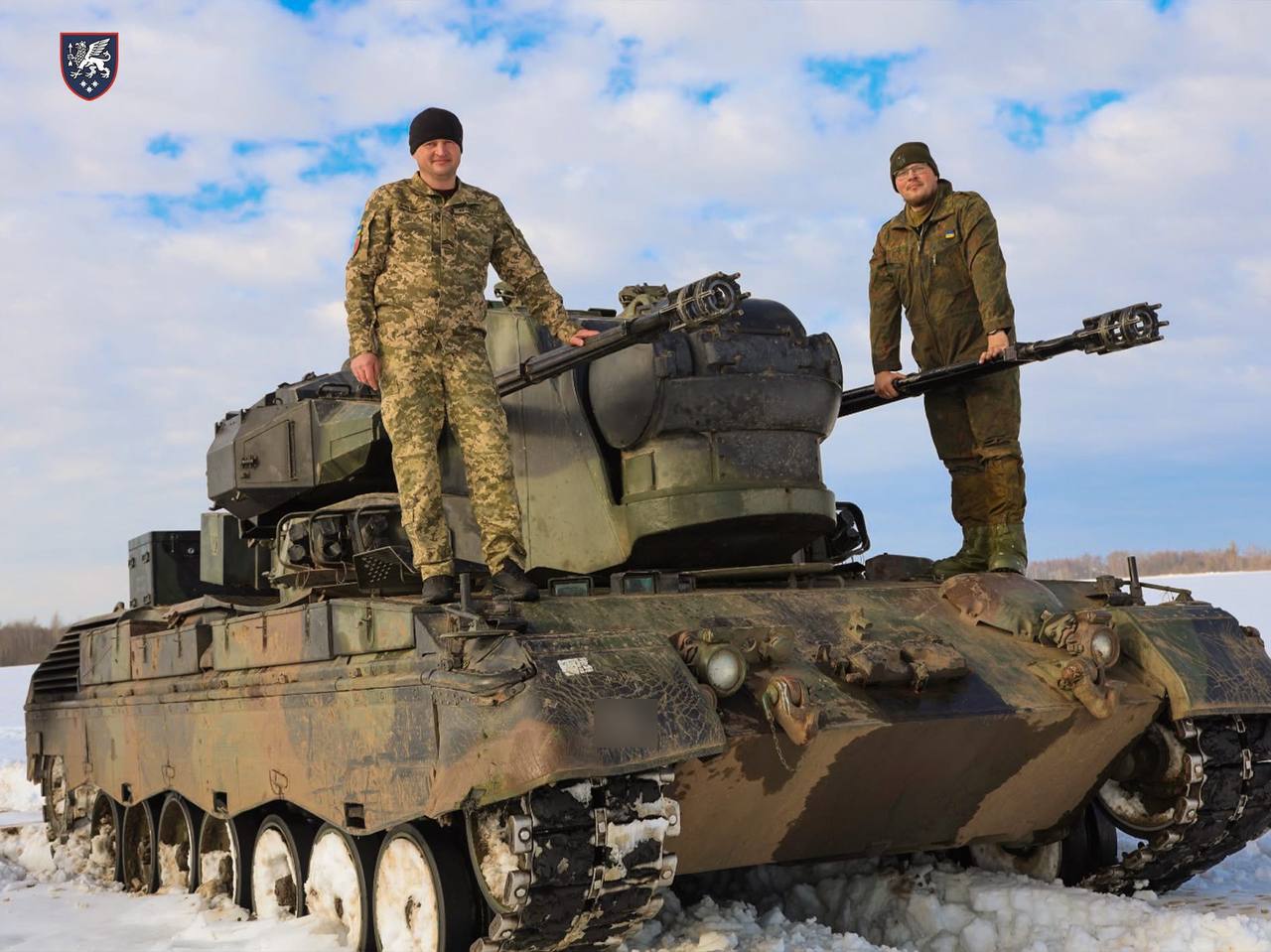 Військові Сил оборони серед засніженого поля на зенітній установці Cheetah