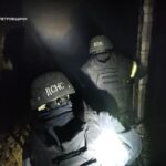 Рятувальники ліквідовують займання внаслідок російського удару по Дніпропетровщині. Фото ДСНС.