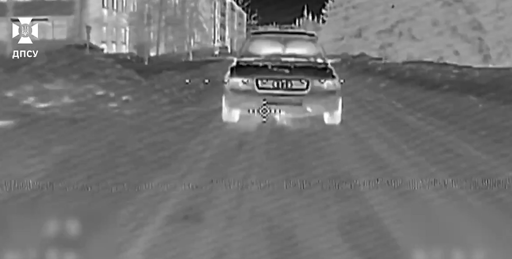 Автівка окупантів в тепловізійній камері українського дрона