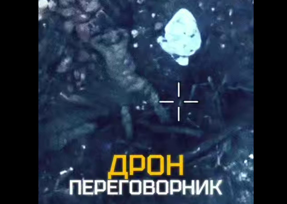 росіянин лежить, склавши руки на голові