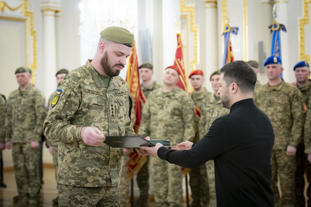 Отримання нагороди з рук Президента