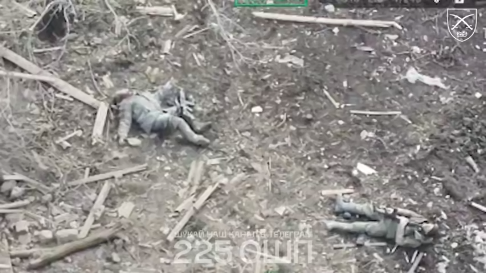 Два росіянина лежать на смітті