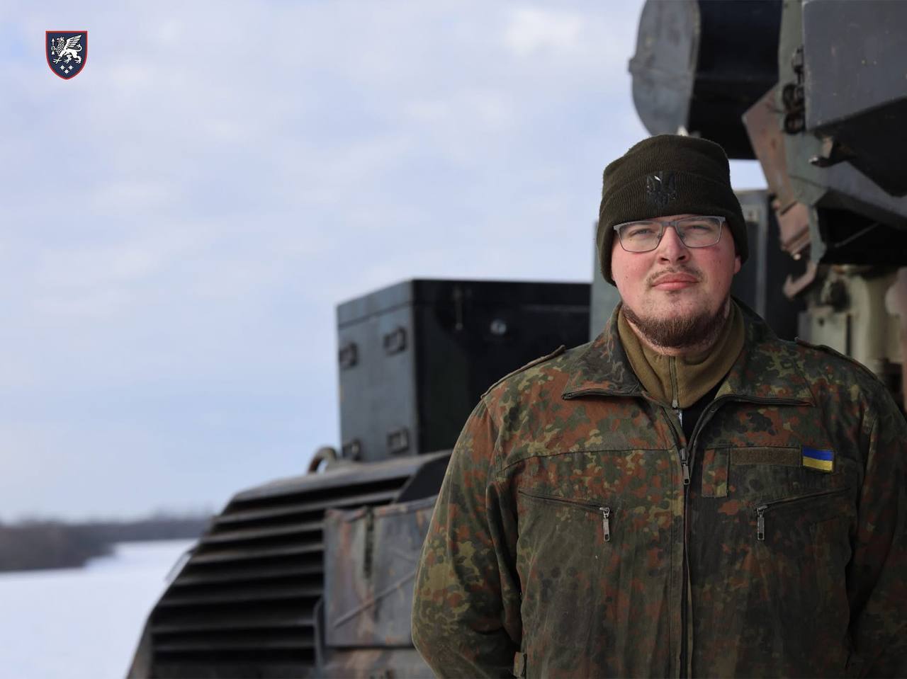 Військовий ЗСУ стоїть перед зенітною установкою.