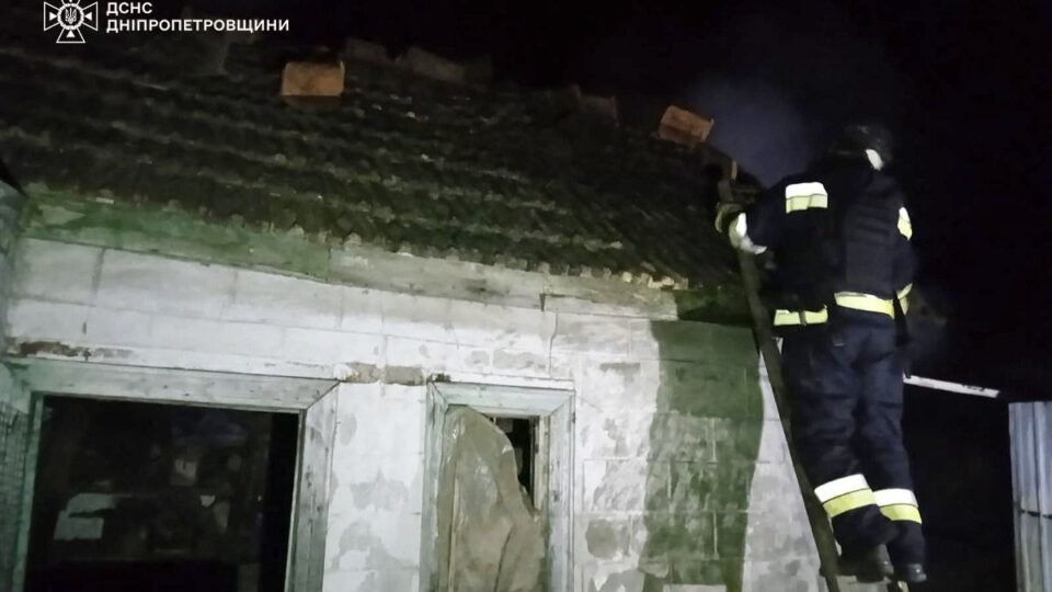 Внаслідок російського удару на Дніпропетровщині постраждав чоловік та пошкоджено підрозділ ДСНС  