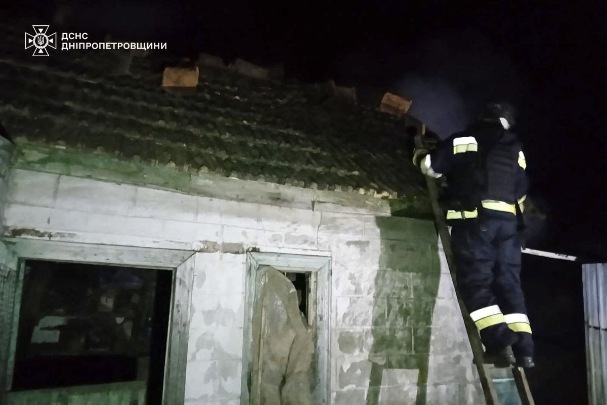 Внаслідок російського удару на Дніпропетровщині постраждав чоловік та пошкоджено підрозділ ДСНС