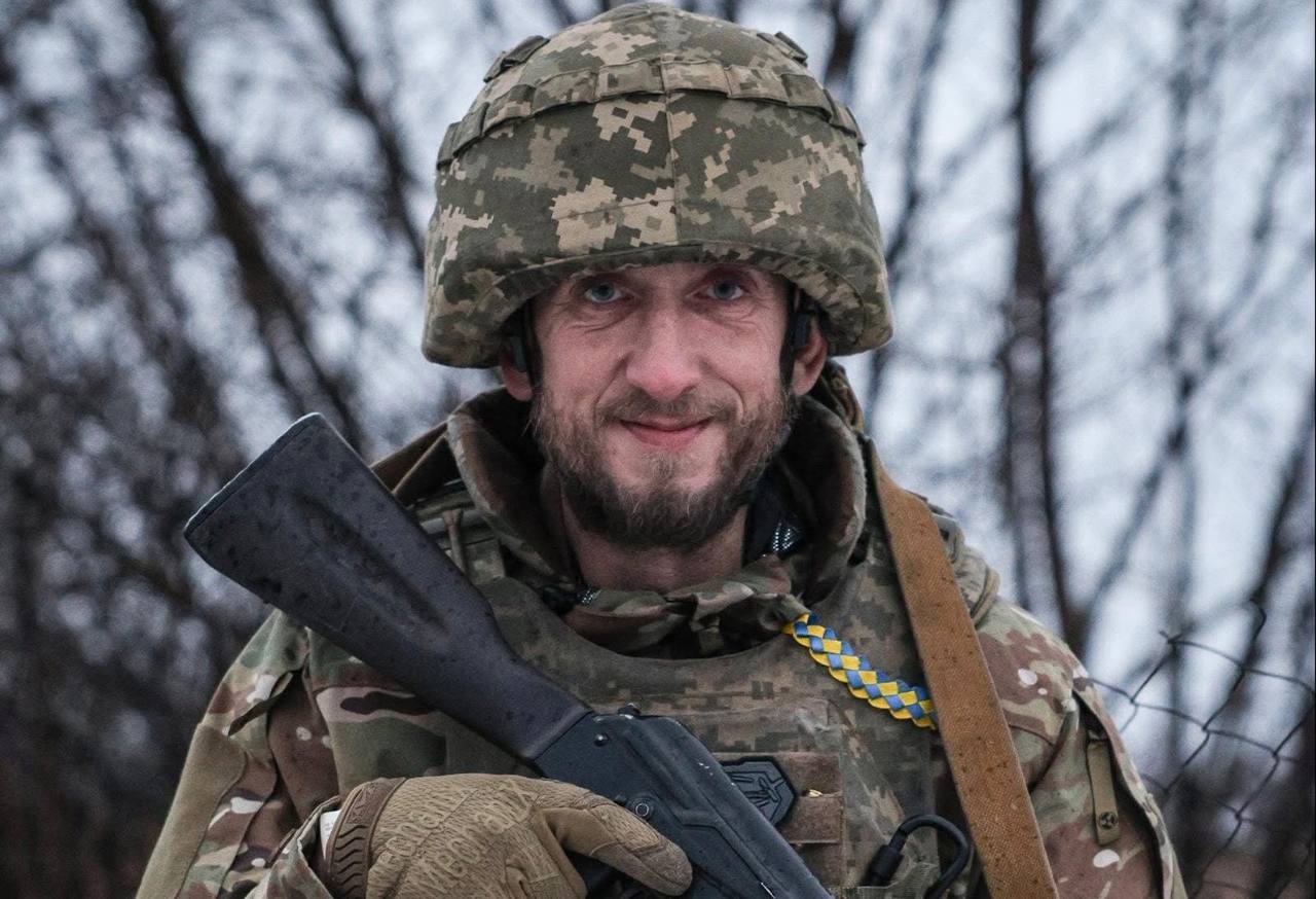 Військовий ЗСУ в шоломі та з автоматом в руках.