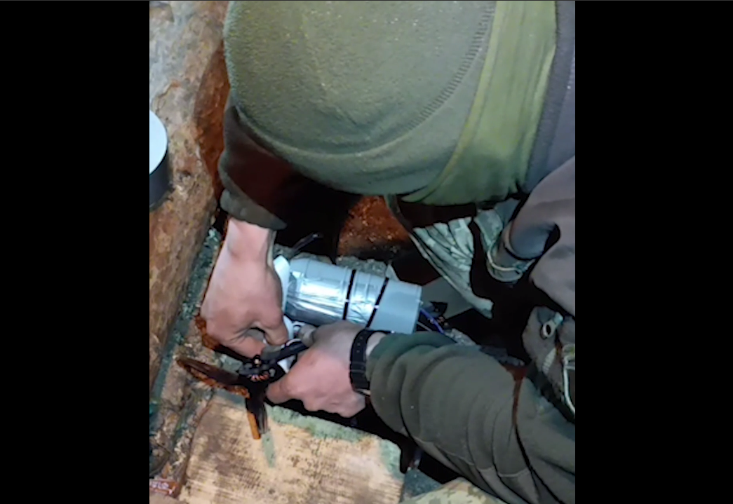 Чоловік сидить над дроном