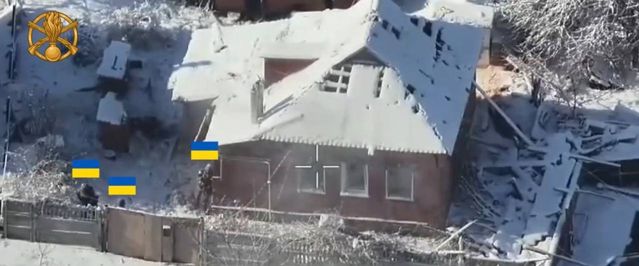 Відео з українського дрона на якому бійці Сил оборони зачищають будинок в Куп'янську від окупантів.