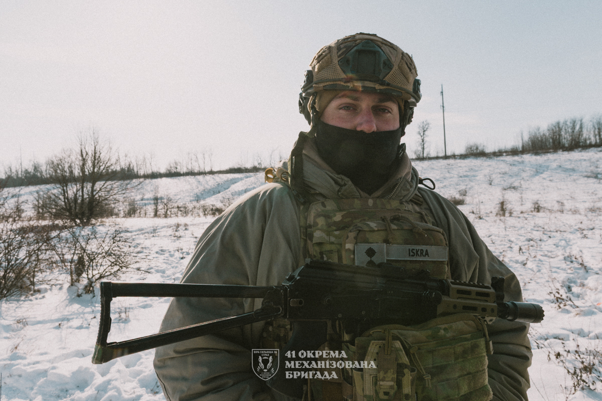 Озброєний чоловік у формі