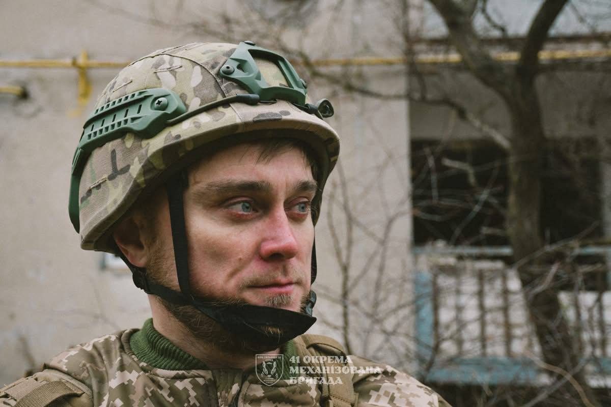 Боєць Сил оборони в захисному шоломі.