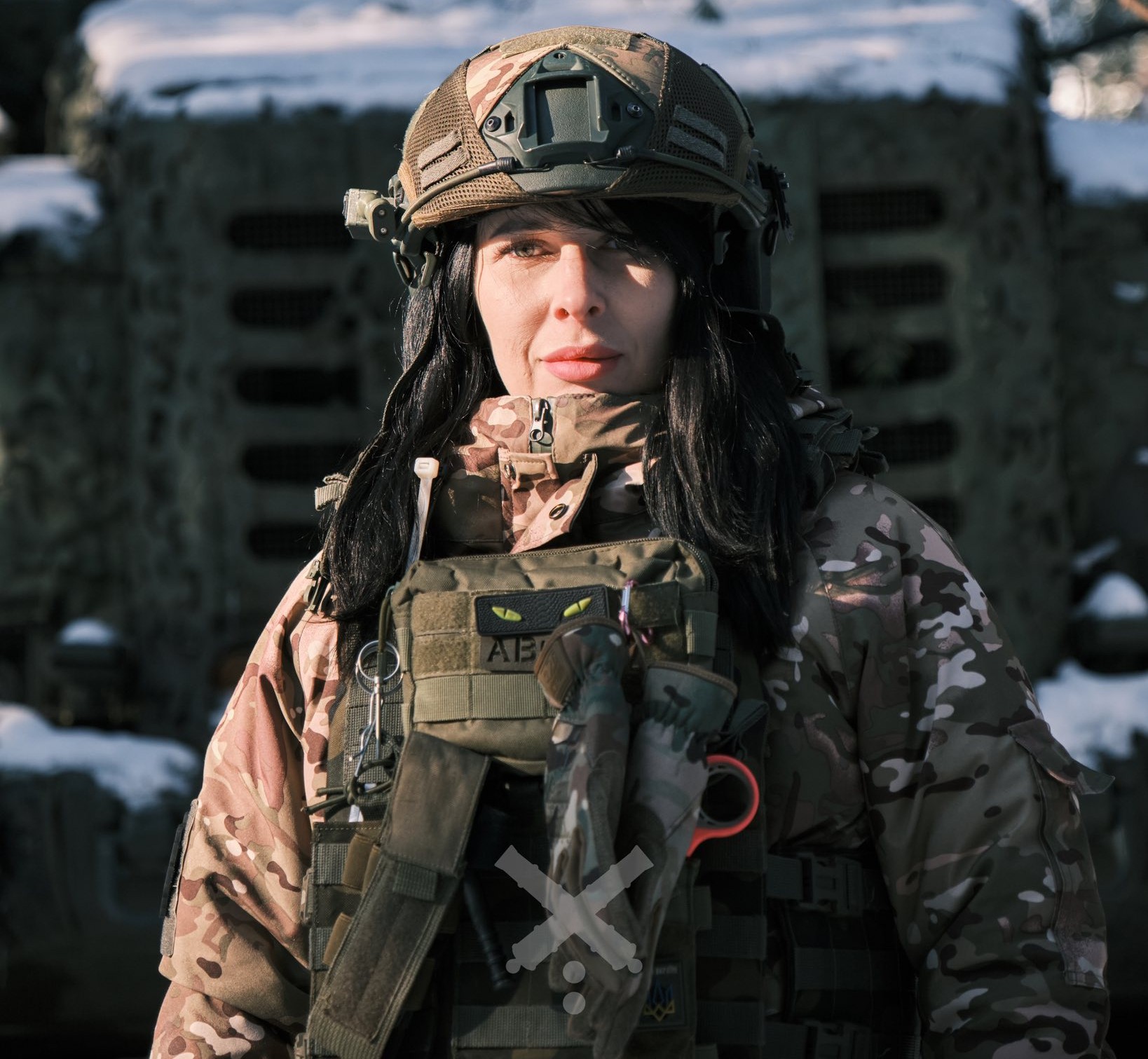 Військова ЗСУ в бронежилеті і шоломі.