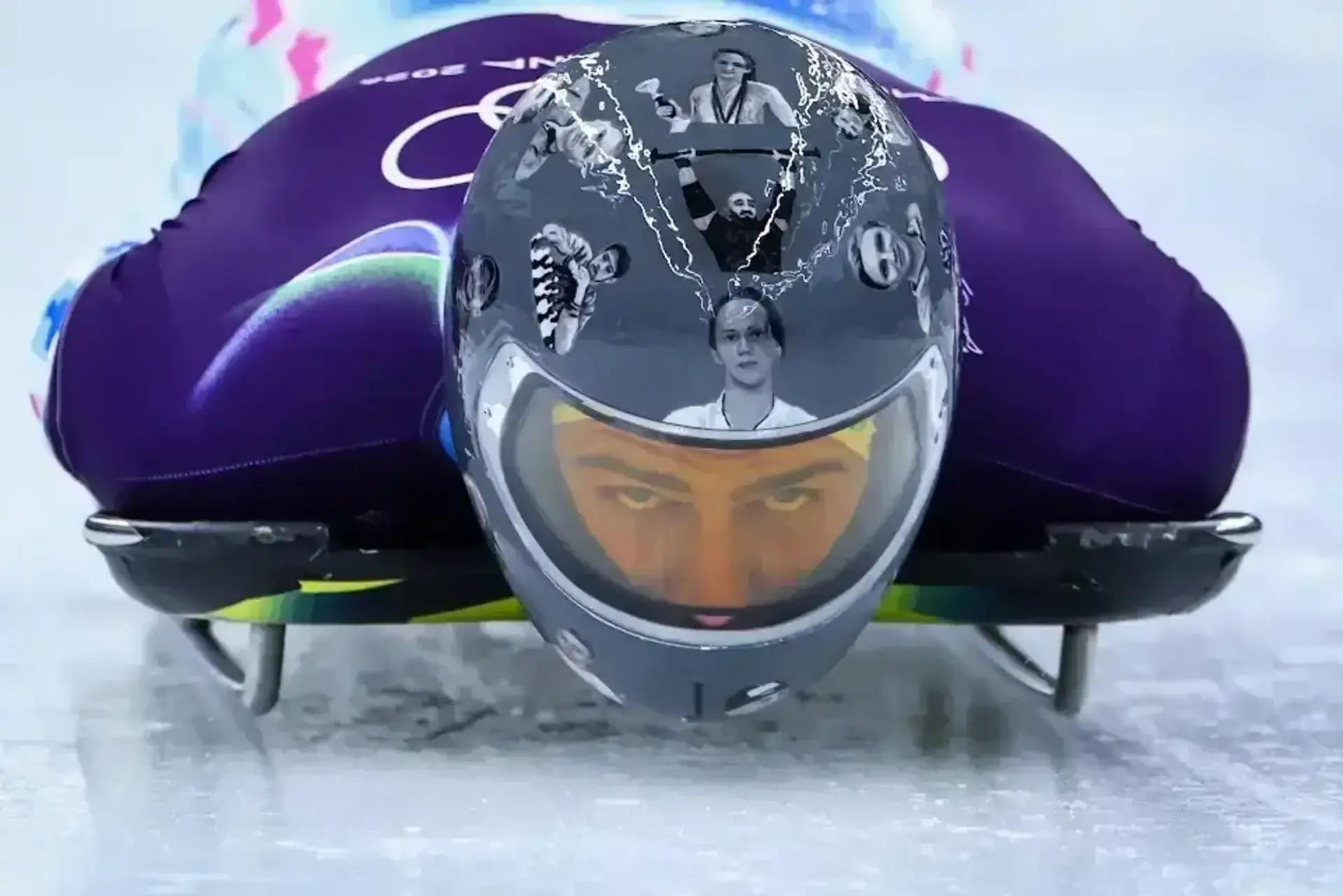 Скелетоніст Владислав Гераскевич спускається по олімпійській трасі в шоломі з зображенням загиблих українських спортсменів.