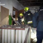 Пошкоджена будівля, рятувальники