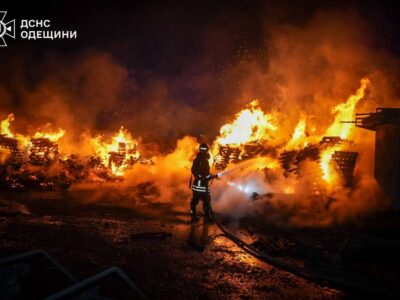 Ворожі БПЛА атакували Одещину, спалахнула масштабна пожежа  