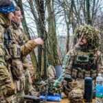 Українські військовослужбовці у лісі