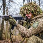 Український військовослужбовець у лісі