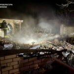 Зруйнований будинок, рятувальники