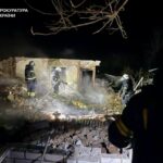 Зруйнований будинок, рятувальники