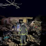 Зруйнований будинок, рятувальники