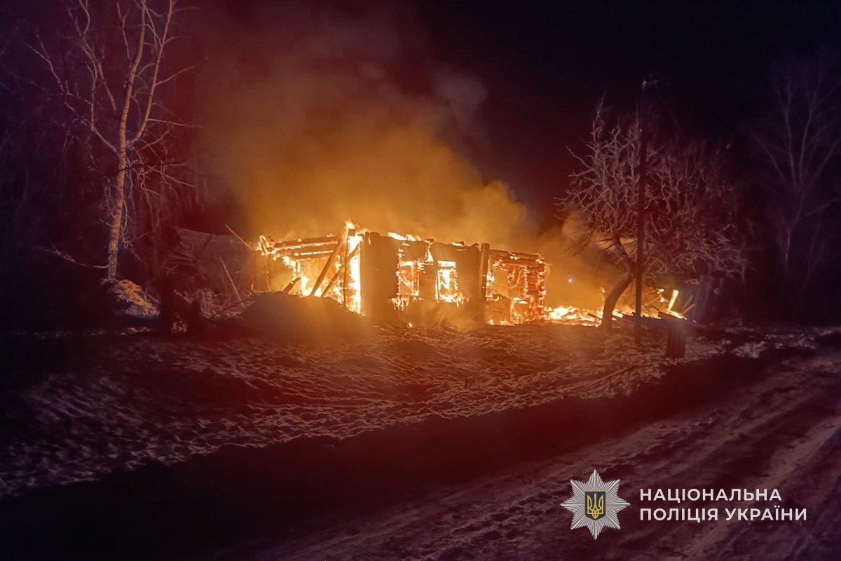 Горить приватний будинок на Сумщині після російського обстрілу