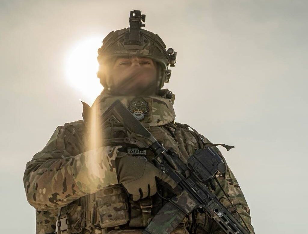 Військовий зі зброєю