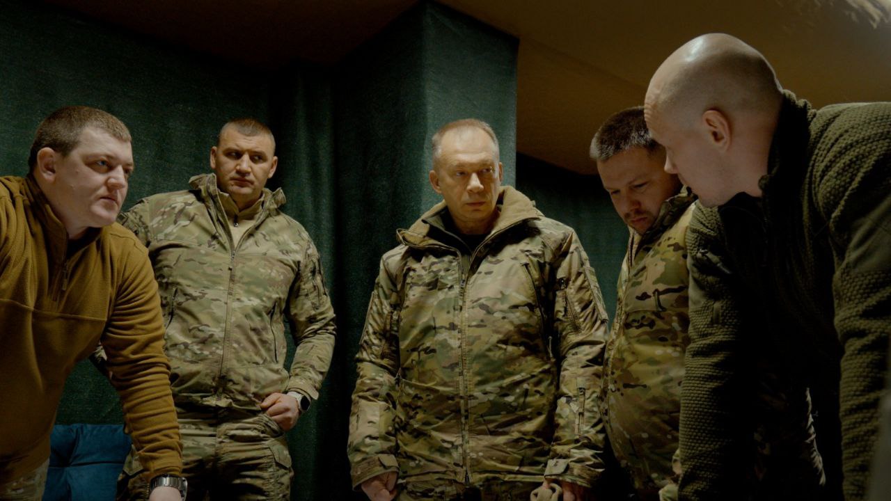 Олександр Сирський стоїть на командному пункті разом з командирами підрозділів