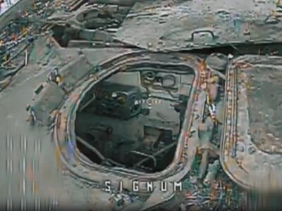 Дрон залетів у люк російської самохідної артустановки  