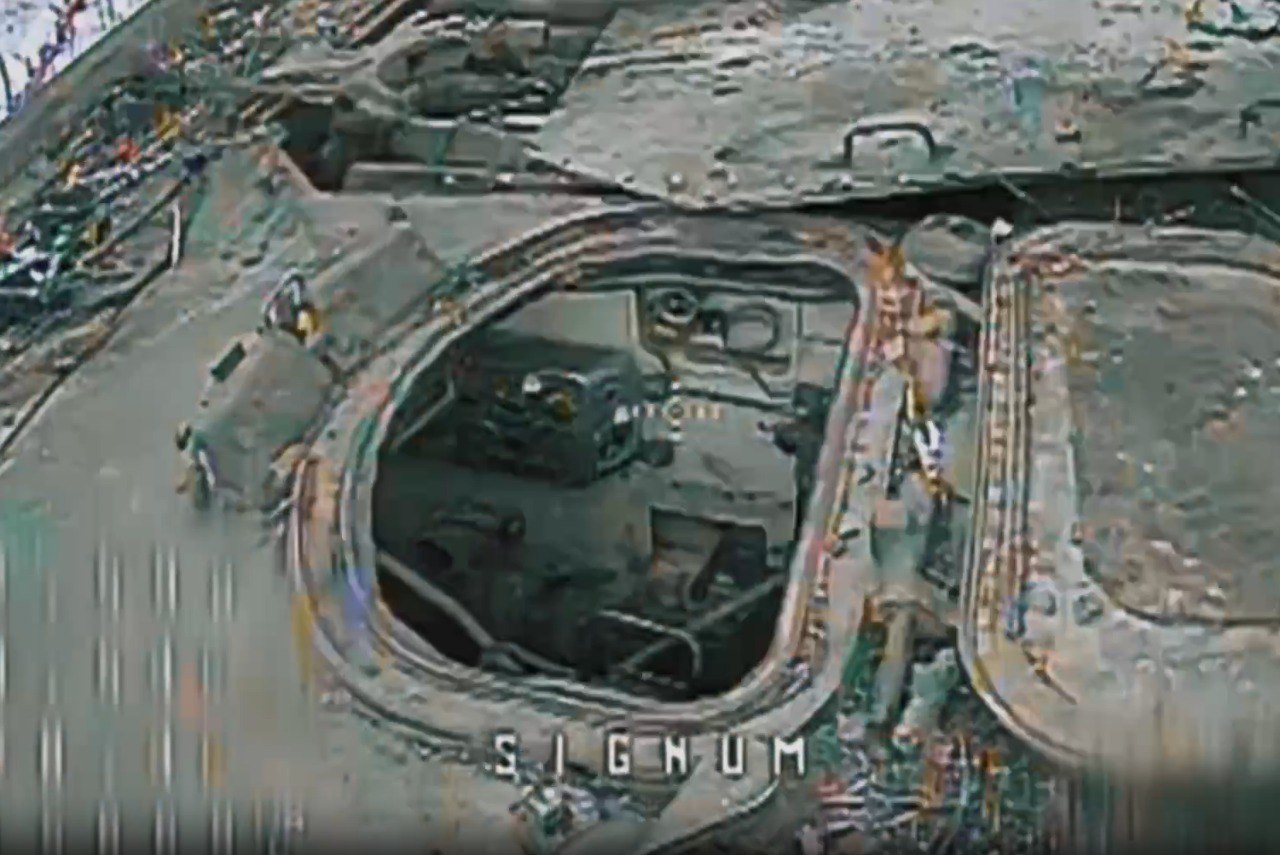 Люк російської САУ