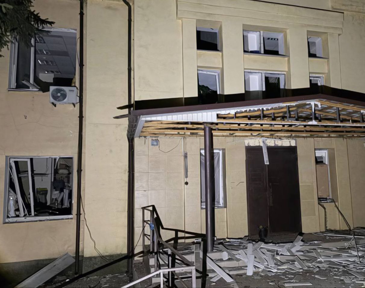 Пошкоджений фасад будівлі у Дніпрі