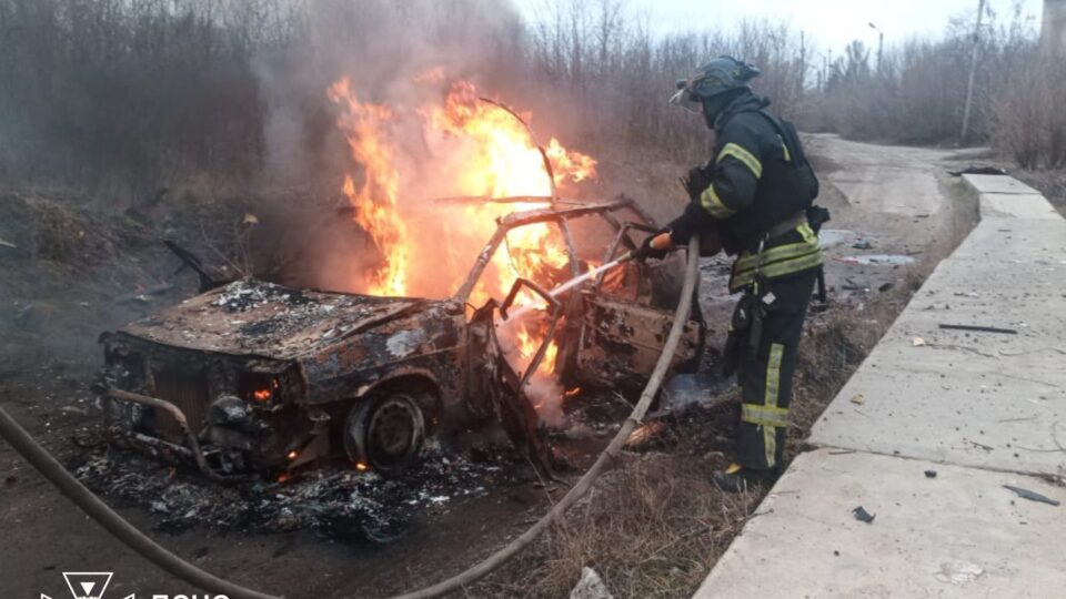 На Донеччині ворожий дрон атакував автомобіль, є загиблі  