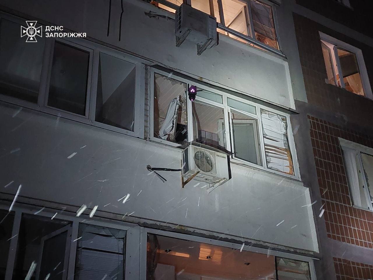 Пошкоджений фасад будинку у Запоріжжі, розбите вікно на балконі