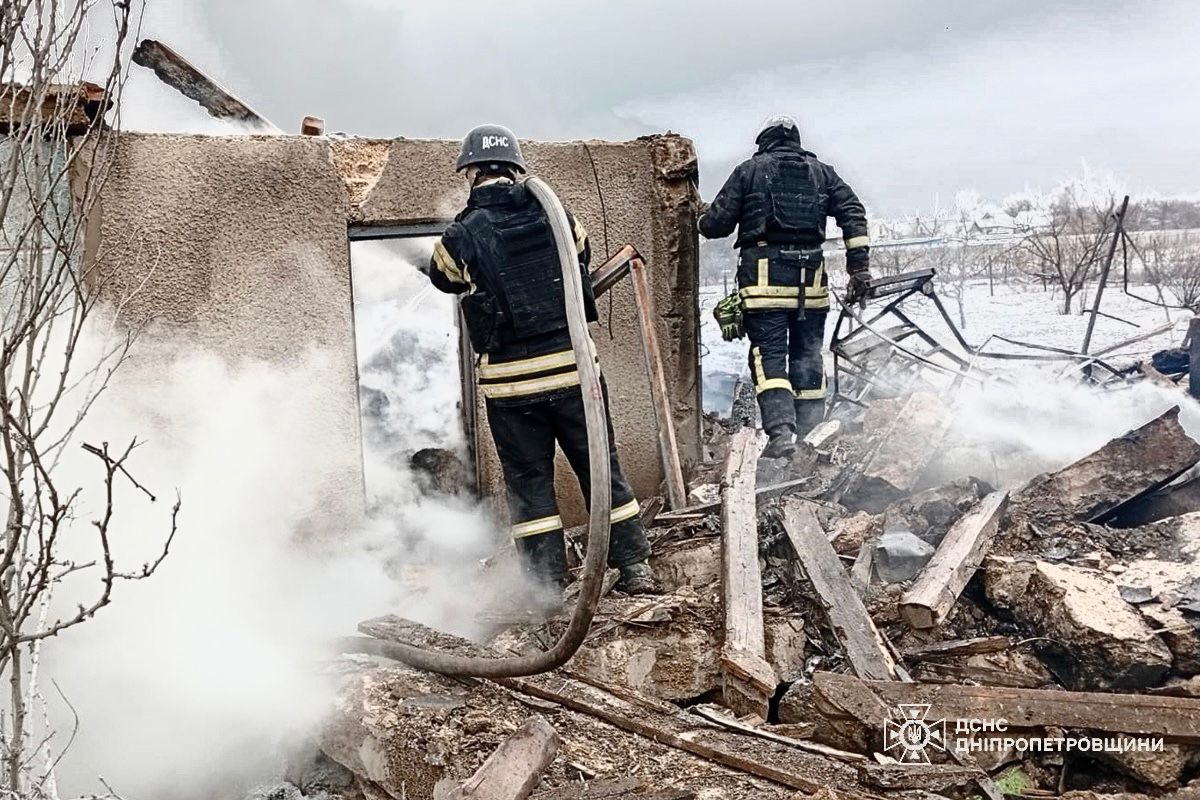 Рятувальники ліквідовують пожежу в приватному будинку