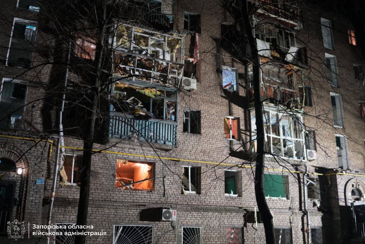 Пошкоджений фасад 5-поверхівки у Запоріжжі.