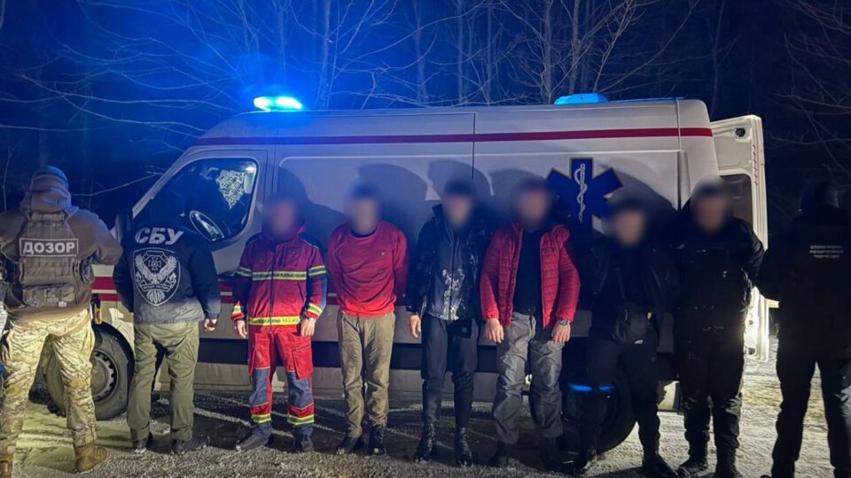 На кордоні затримали псевдошвидку: ділки незаконно перевозили громадян до Румунії  