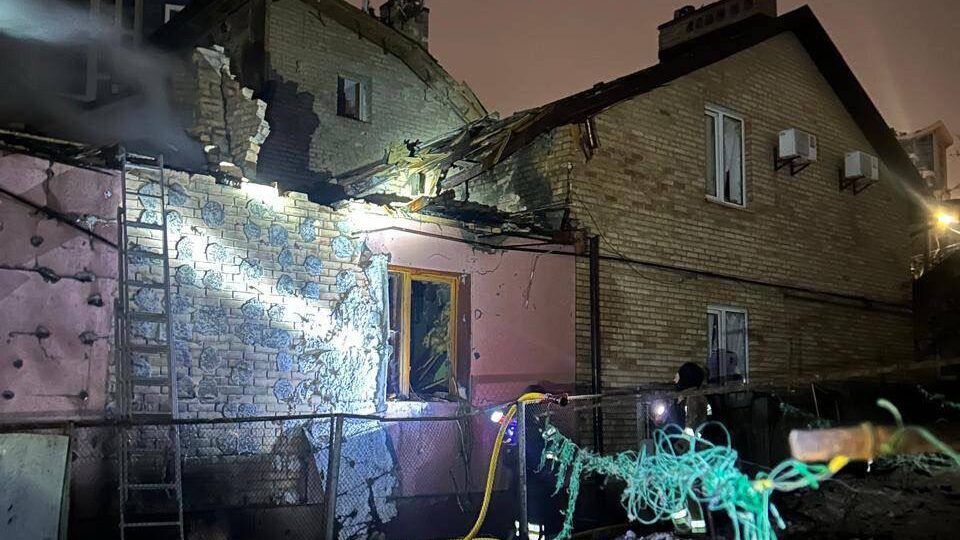 Атака на Київ: у трьох районах сталися пожежі, пошкоджені будинки  