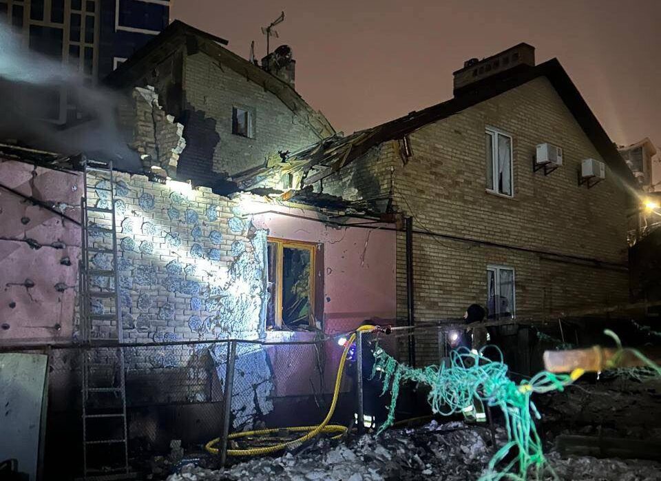 Пошкоджений обстрілом приватний будинок у Києві