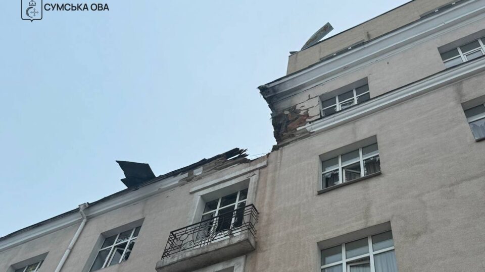 Окупанти вдарили по готелю в Сумах: під час ліквідації пожежі відбулася повторна атака  